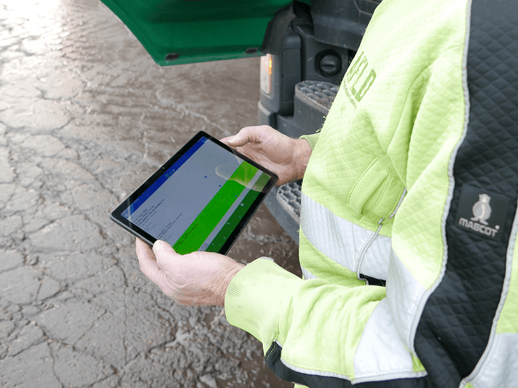 Renovationsmedarbejder fra AFLD med Maacks BrainyBins Software på tablet.
